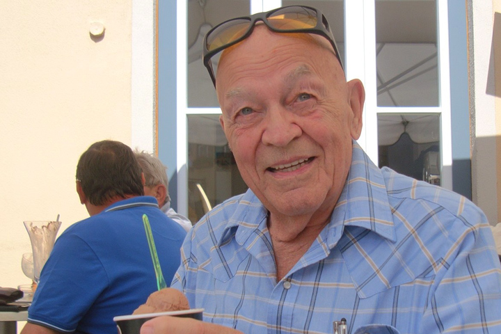 Long-term pancreatic cancer survivor Bob Harris eating ice cream outdoors