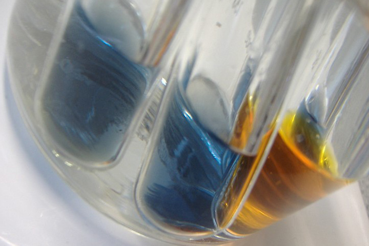 Test tubes with blue and yellow liquids in them