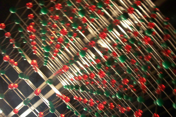 lattice of molecules in green and red